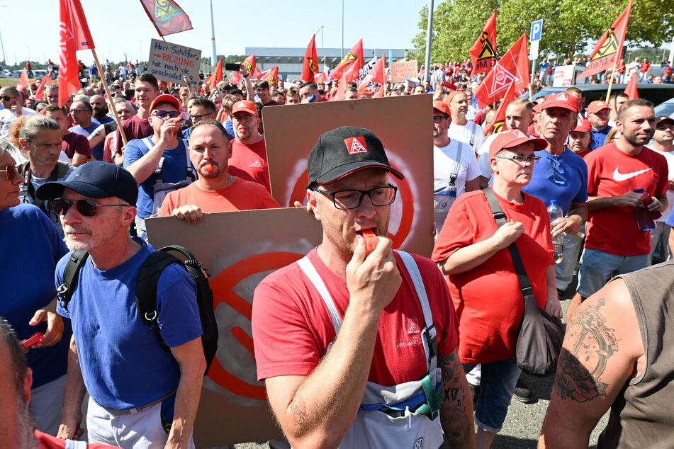 Mit lautstarken Protesten positioniert sich die Belegschaft aus dem Volkswagen Werk in Zwickau gegen die Sparpläne des Vorstands.