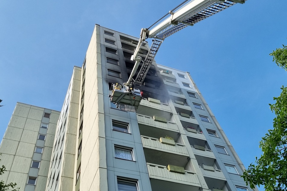 Der Balkon sowie die dazugehörige Wohnung im neunten Stock brannten lichterloh.