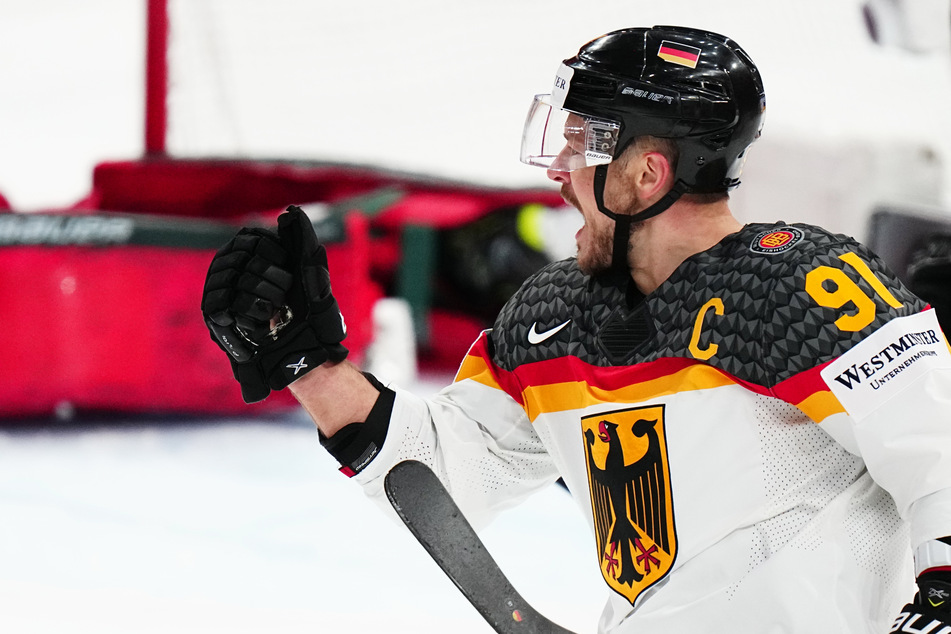 Kapitän Moritz Müller (36) bejubelt ein Tor der Deutschen Eishockey-Nationalmannschaft gegen Dänemark.