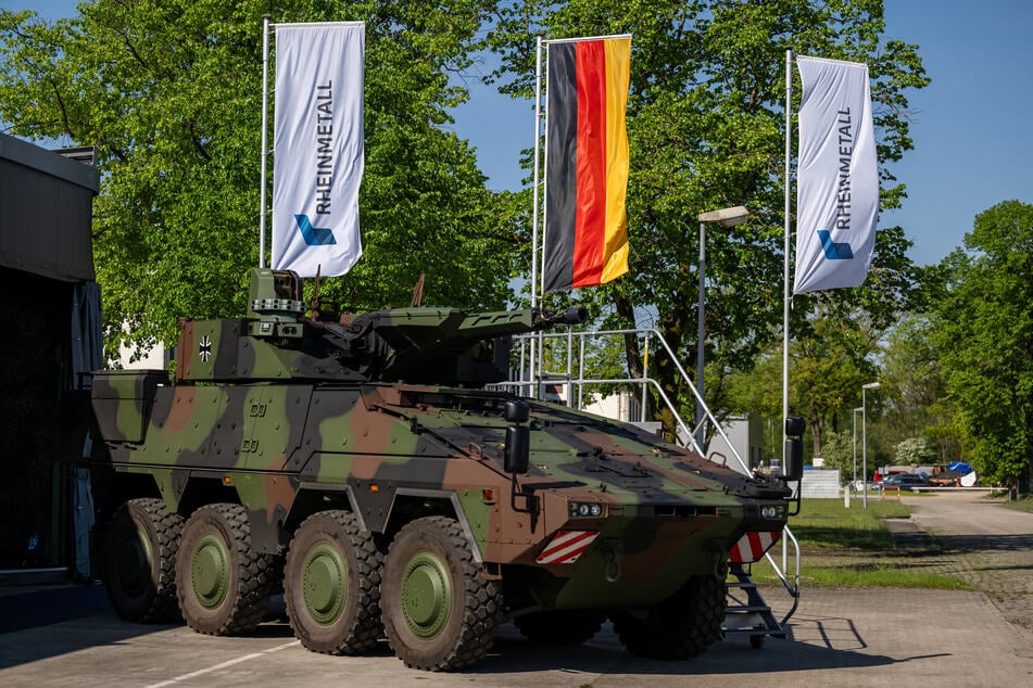 Der Rüstungskonzern Rheinmetall stellt unter anderem Panzer (hier ein Radpanzer des Typs Boxer) für den Kriegseinsatz her (Archivbild).