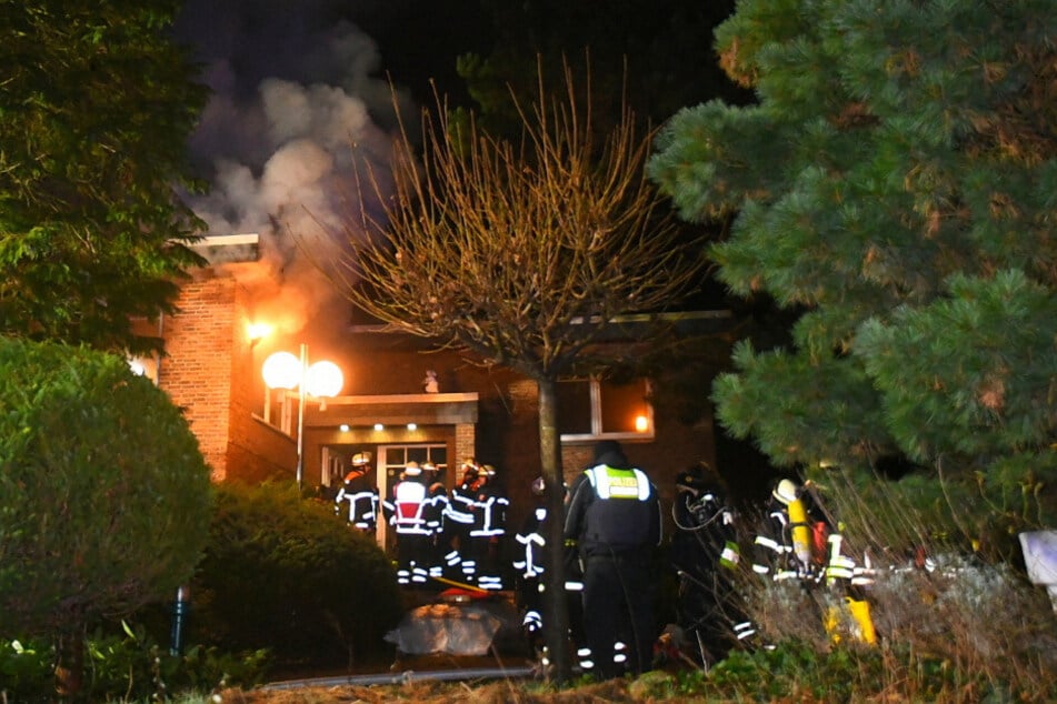 Am Samstagabend hat es in einem Einfamilienhaus im Hamburger Süden gebrannt. Die Feuerwehr rückte an.