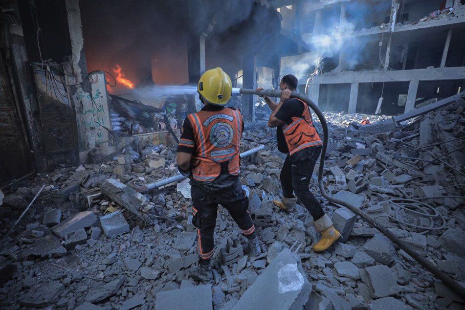 Feuerwehrleute löschen einen Brand nach einem israelischen Bombenangriff im Gaza-Streifen.