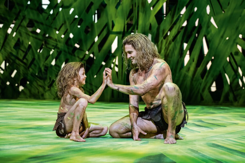 Alexander Klaws (42, r.) kehrt für das Finale noch mal als Tarzan auf die Bühne zurück.