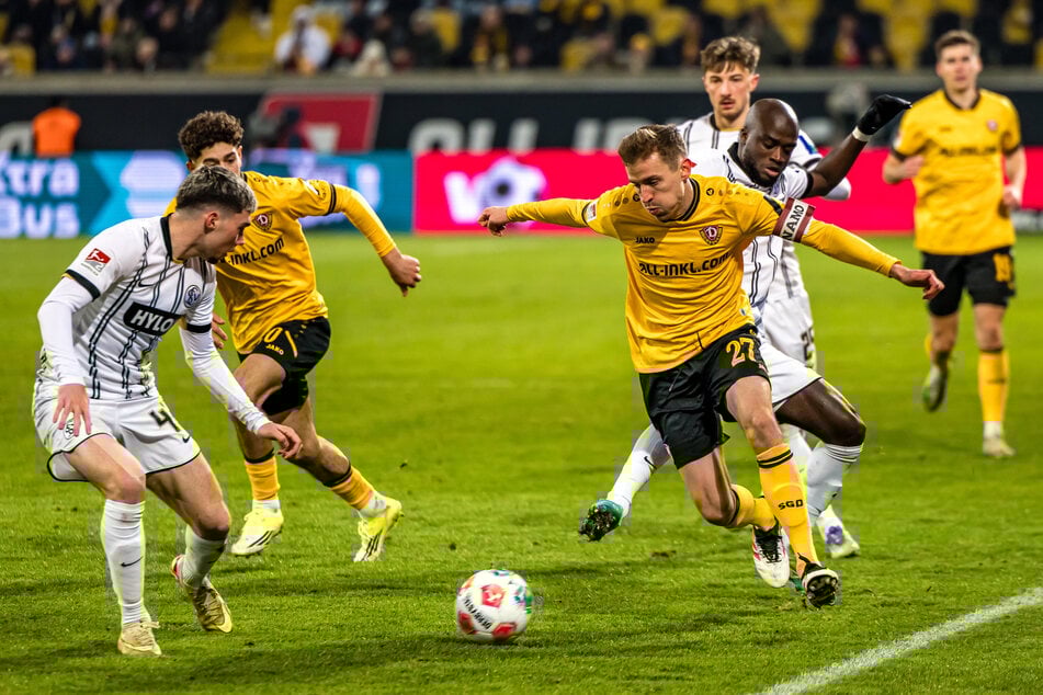 Niklas Hauptmann (rechts vorn) und seine Kollegen werfen gegen Elversberg alles rein.