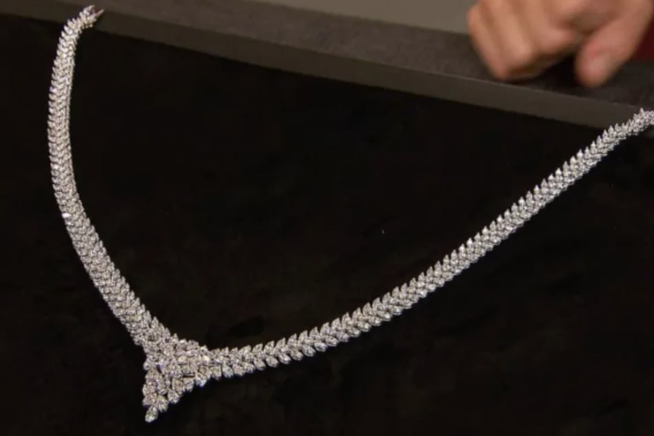 Das funkelnde Collier ist vollständig mit Diamanten besetzt, die zusammen 25 Karat auf die Waage bringen.