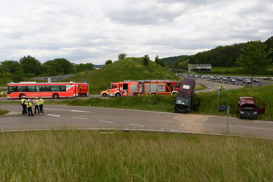 Feuerwehr und Rettungskräfte waren mit mehreren Einsatzfahrzeugen vor Ort.