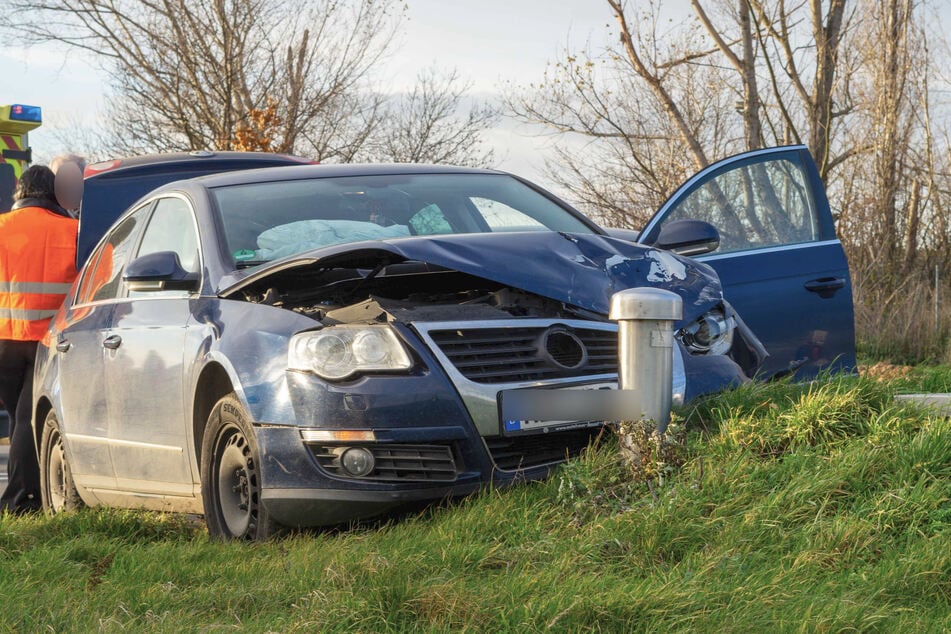 Der VW ist noch gegen einen Metallpfosten gefahren.