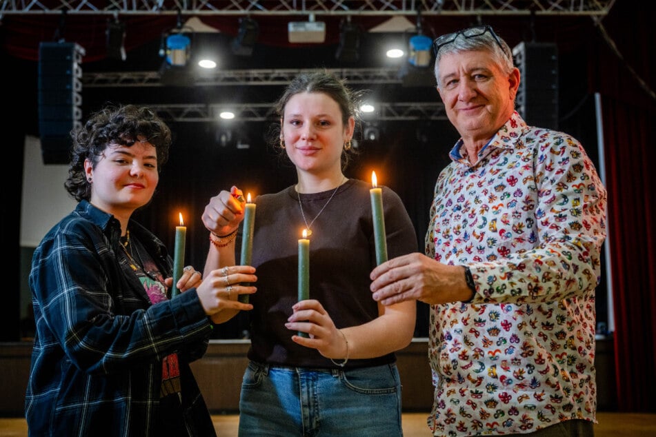 Emely Schwarze (21, l.), Stina Rülke (21) und Wolfgang Dorn (64) von der Stadthalle Limbach-Oberfrohna freuen sich auf das Konzert.