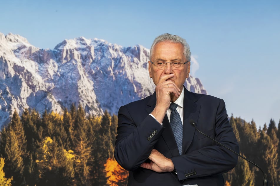 Laut Bayerns Innenminister Joachim Herrmann (69, CSU) jagen die Fußballfans Gespenster.