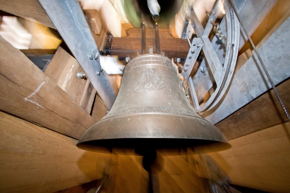 The church bell rang even more frequently when the bell tower was reprogrammed. (symbolic image)