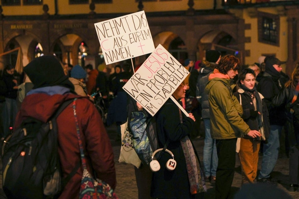 Unter anderem mit selbst gestalteten Schildern gingen die Demonstranten auf die Straße.