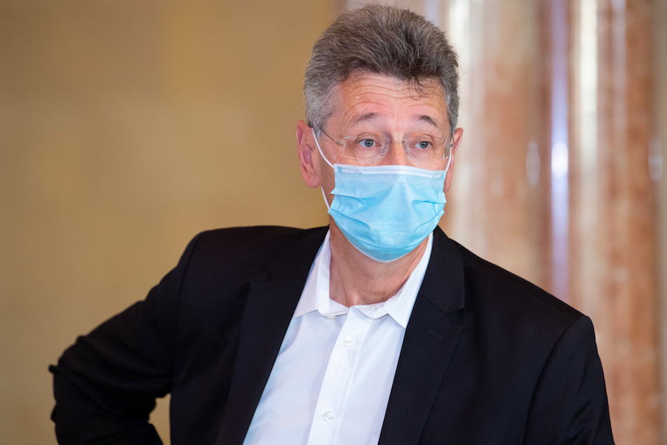 Michael Piazolo (60, Freie Wähler), Kultusminister von Bayern, sitzt vor Beginn einer Sitzung des bayerischen Kabinetts auf seinem Platz.