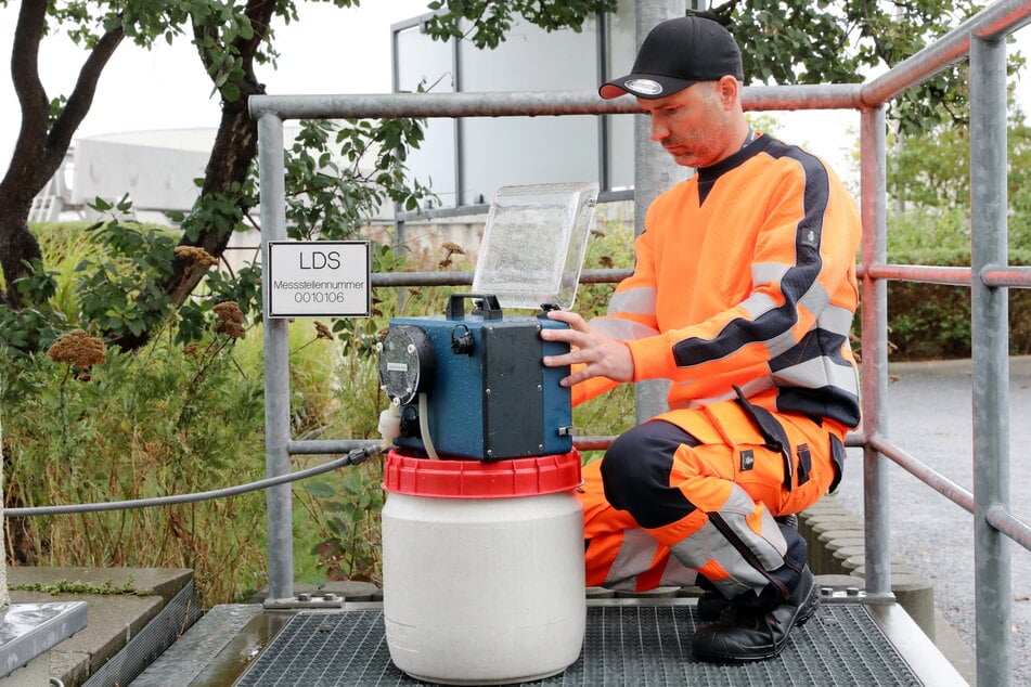 Techniker Stefan Schutz (43) beim Entnehmen einer Abwasserprobe auf der Kläranlage in Kaditz.