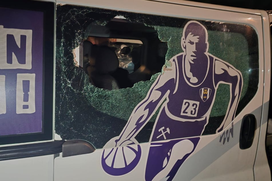 Auch der Kleintransporter vom Breitensportverein BSG Wismut Aue wurde Opfer der Attacken.