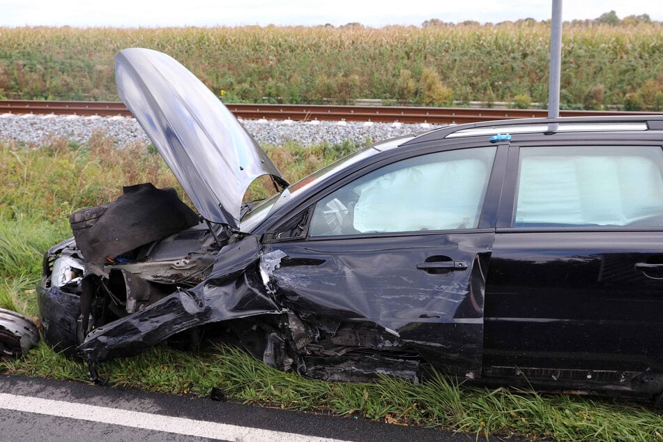 Durch den Unfall wurde das Vorderrad am Volvo abgerissen.