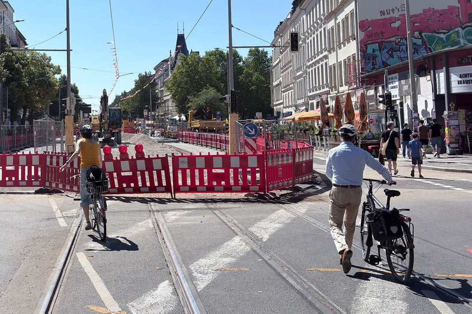 Auch wenn es inzwischen so wirkt, als wäre die Karli in stadtauswärtiger Richtung inzwischen frei, sollten Verkehrsteilnehmer vorsichtig sein. Wie TAG24 erfuhr, ist die Straße nach wie vor gesperrt.