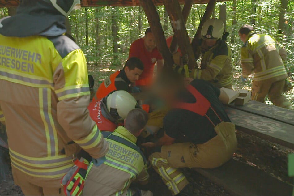 Einer der gefilmten Einsätze handelt von einem verunfallten Kind im Wald.