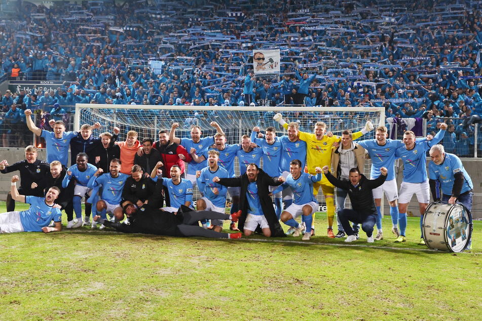 Himmelblauer Jubel vor der himmelblauen Wand: Die Chemnitzer feierten den denkwürdigen Pokaltriumph noch lange nach dem Schlusspfiff.