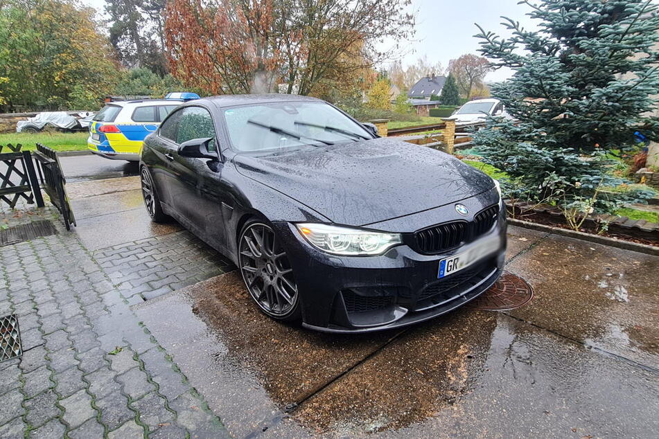 Der BMW-Dieb ließ den Wagen nach einer Verfolgungsfahrt mit anschließendem Unfall auf einem Grundstück in Mügeln zurück.