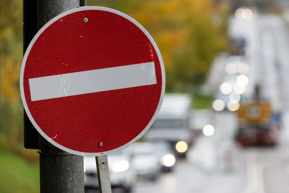 Die Bundesstraße muss voll gesperrt werden, Umleitungen werden eingerichtet. (Symbolbild)