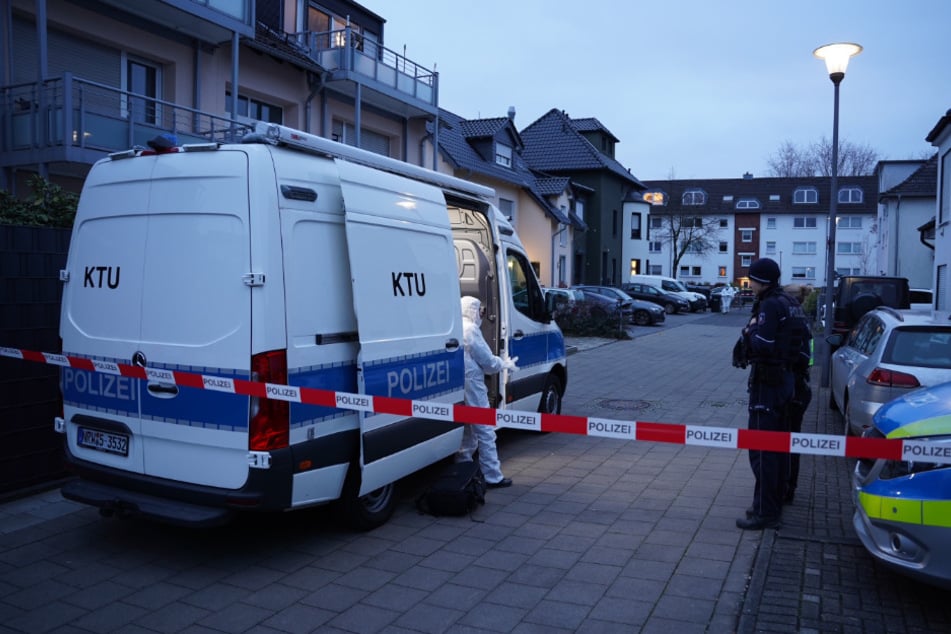 Ein Team der Spurensicherung ist aktuell in der Johannesstraße aktiv.
