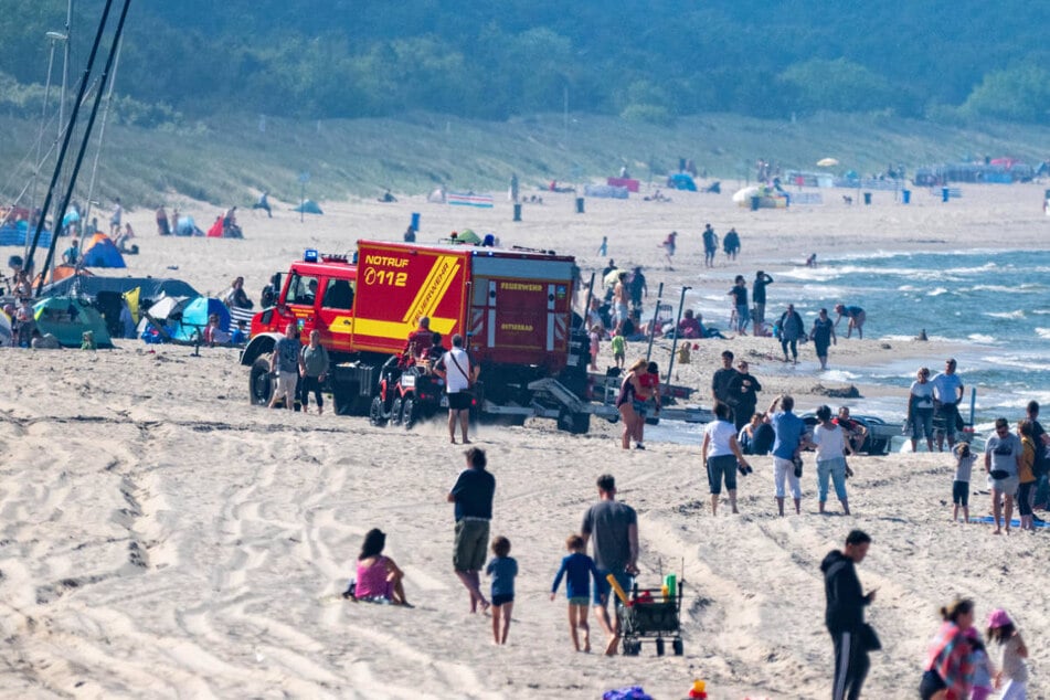 Ein Notarzt konnte nur noch den Tod der Frau (†71) feststellen, nachdem ein Schwimmer sie aus der Ostsee gezogen hatte. (Symbolfoto)