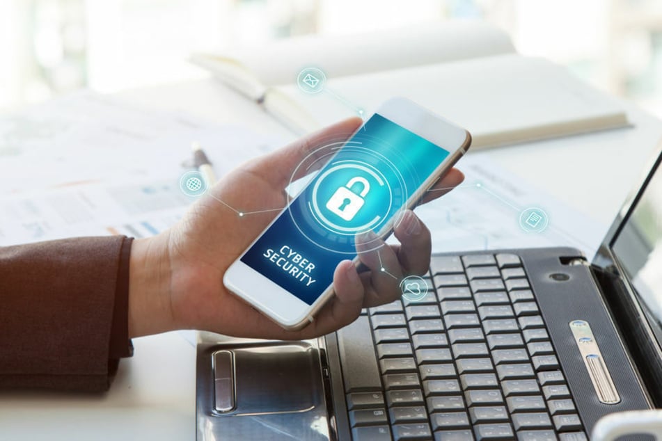 Ein Mann hält sein Handy in der Hand. (Symbolbild)