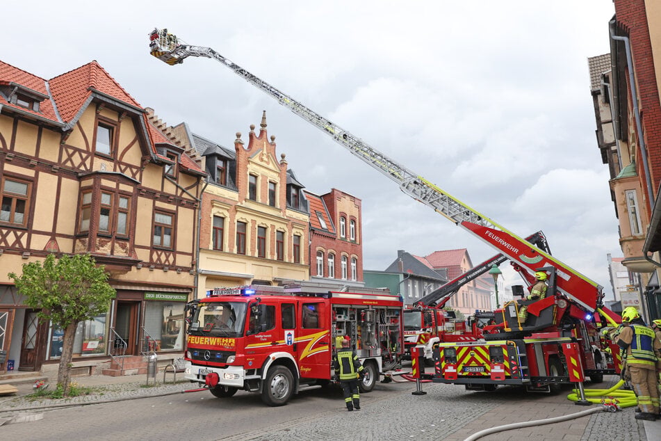 Die Flammen griffen zwischenzeitlich auf weitere Etagen über.