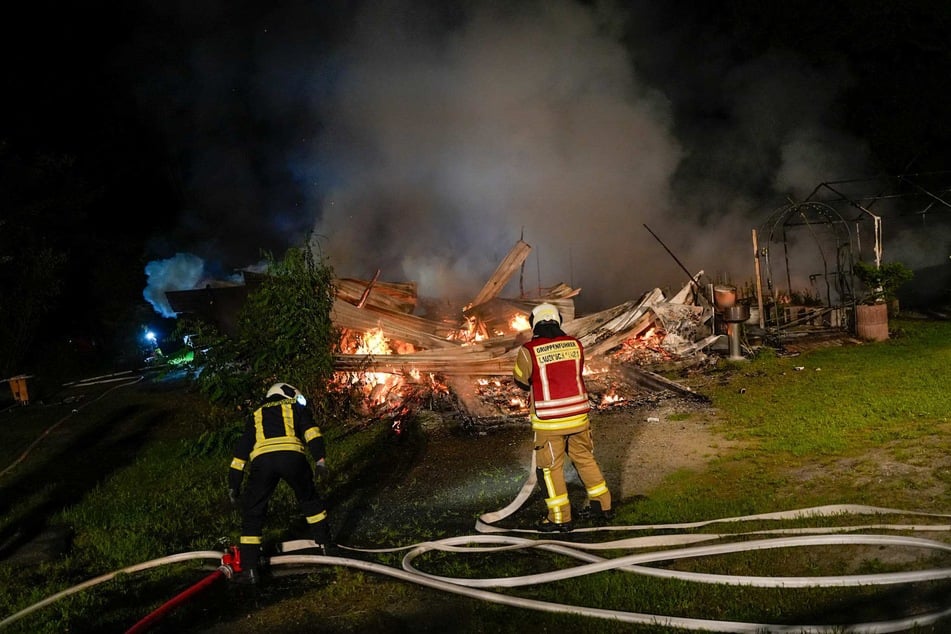 Wegen eines Vollbrand war die Feuerwehr in der Nacht von Montag auf Dienstag in Laubusch gefordert.