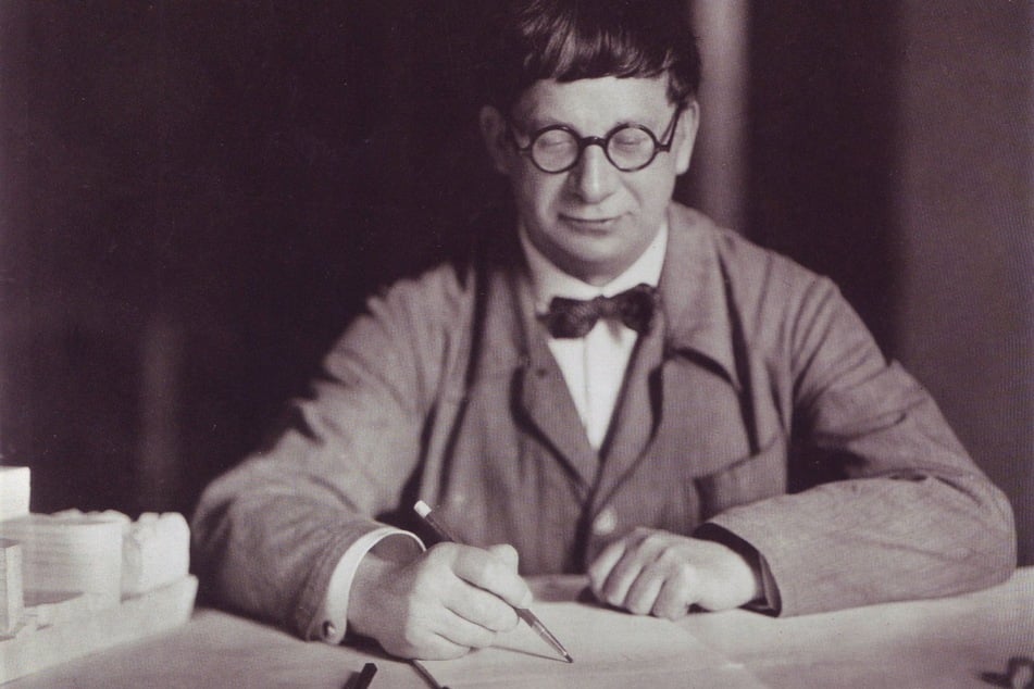 Hans Poelzig um 1927 - aus dem Atelier des Architekten stammt der Entwurf für den Mosaikbrunnen.