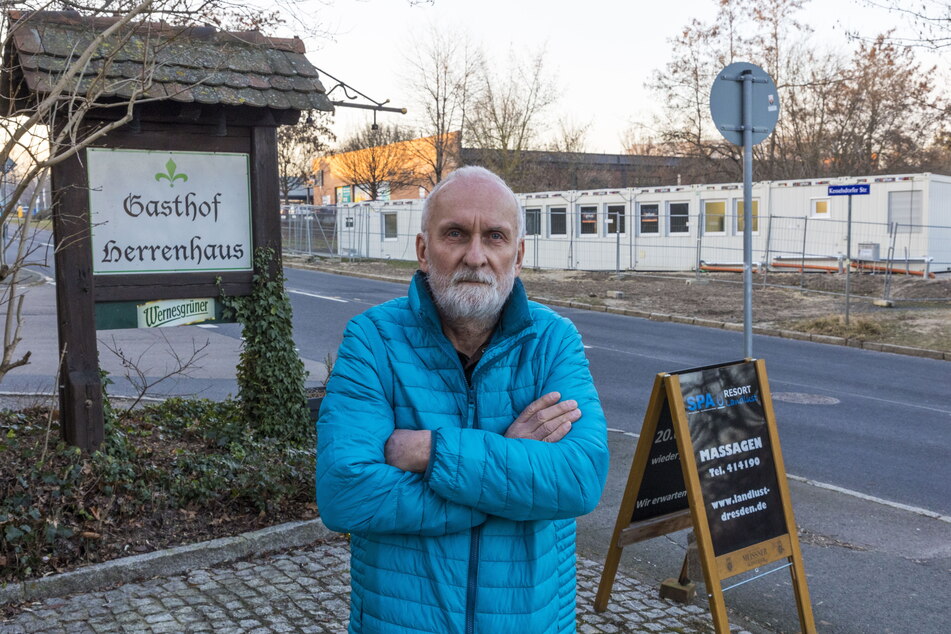 Claus Schumann (71) betreibt ein Wellness-Spa direkt gegenüber vom Containerdorf. Zwei Mitarbeiterinnen haben bereits gekündigt und der Unternehmer befürchtet Schlimmeres für sein Geschäft.