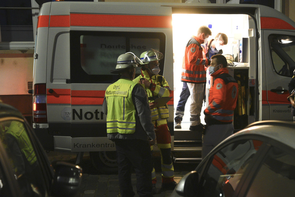 Einsatzkräfte in einem Rettungswagen. Am Montagabend wurden in Mannheim zwei Polizisten beim Befreien einer älteren Dame aus einer brennenden Wohnung verletzt.