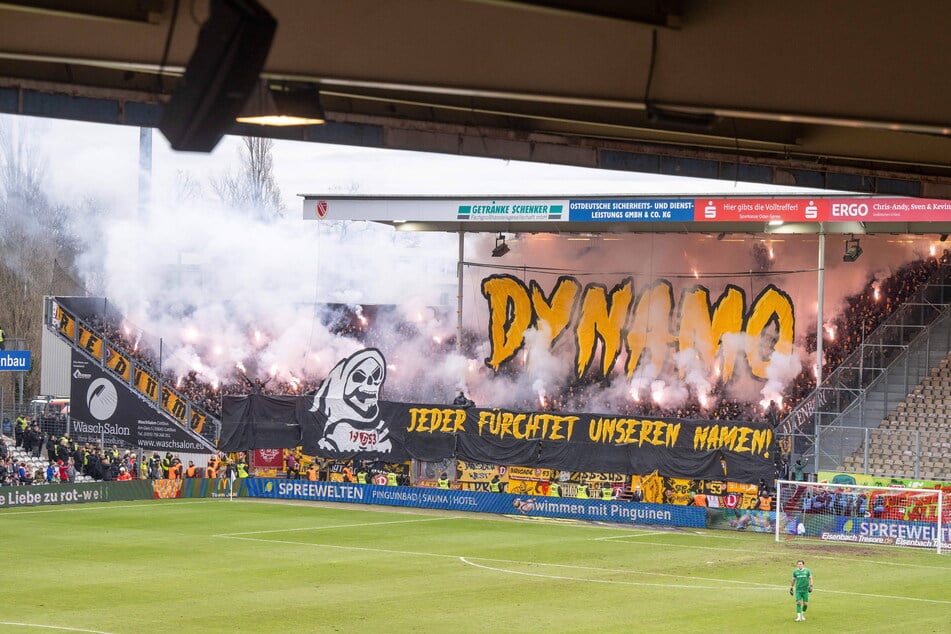 Mit dieser Choreo ließ es Dynamo zu Spielbeginn krachen.