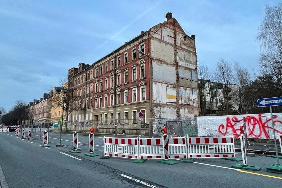 Die Sicherheitssperrung vor dem Gebäude Zöllnerplatz 19 bleibt voraussichtlich noch bis Ende März 2025 bestehen.