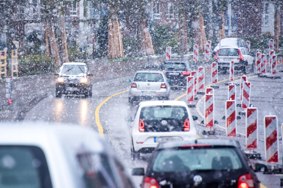 Die Menschen in Hamburg und Schleswig-Holstein müssen sich auf Schnee und glatte Straßen einstellen. (Symbolfoto)