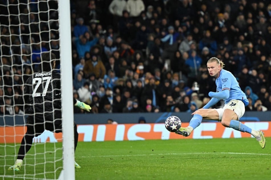 Citys Topstürmer Erling Haaland (22, r.) steuerte im Champions League-Viertelfinal-Hinspiel ein Tor zum 3:0-Erfolg über Bayern München mit Keeper Yann Sommer (34, l.) bei.