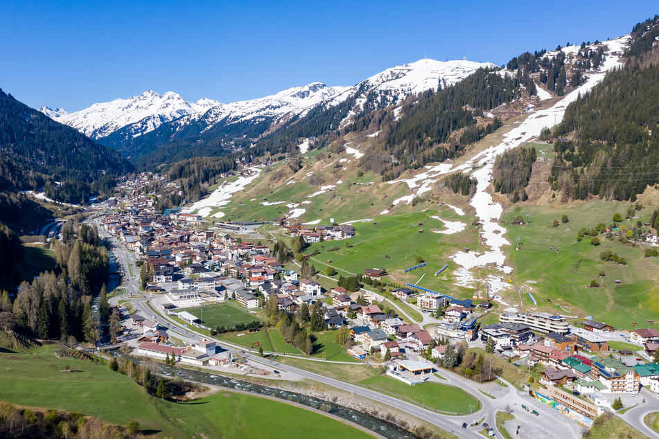 Der bekannte Wintersportort St. Anton am Arlberg in den den Tiroler Alpen. Der Ort hoffe wie andere auf ein Ende des Lockdowns. Die aktuellen Einreisebeschränkungen machen Tourismus praktisch unmöglich. Zusammen mit der Polizei werde nun verstärkt kontrolliert.