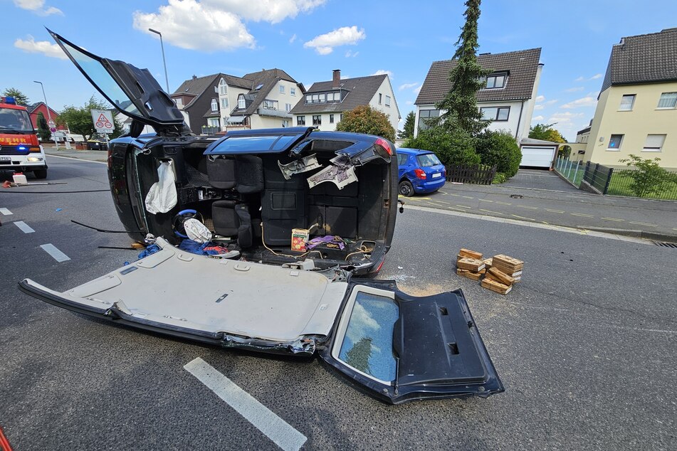 Die Kameraden mussten zur Rettung der verletzten Insassen das Autodach aufschneiden.