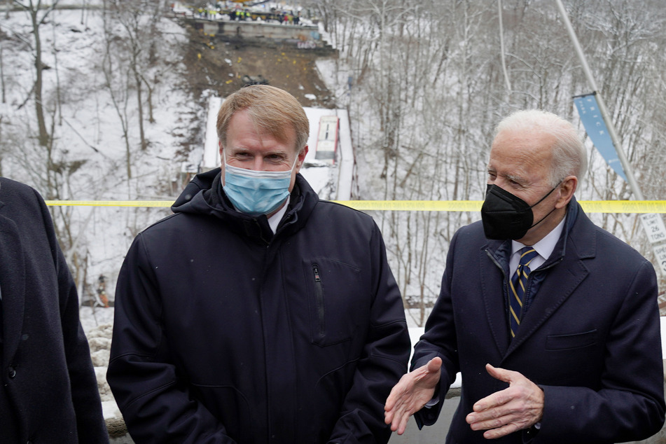 US-Präsident Joe Biden (79, r.) unterhält sich während seines Besuchs an der Stelle, an der die Fern Hollow Bridge eingestürzt ist.