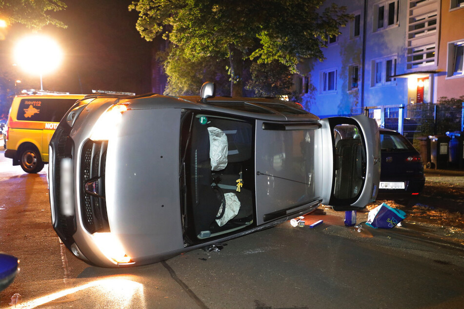 Der Dacia landete auf der Seite.