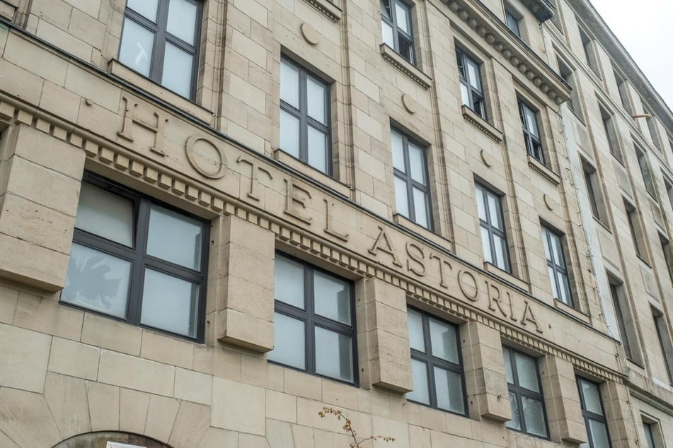 Blinde Fenster "zieren" die Fassade, andere haben keine Scheiben mehr.