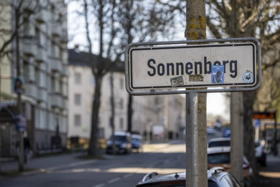 Chemnitz: Streit in Chemnitz eskaliert: 19-Jährige greift Jugendliche an und beißt Polizisten