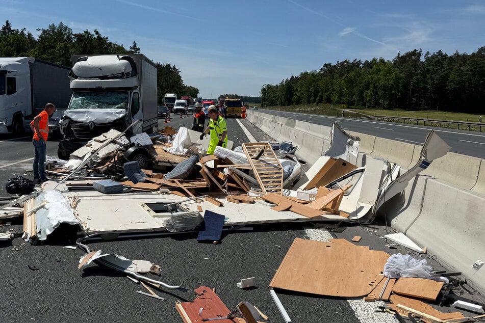 Ein absolutes Trümmerfeld, aber keine Verletzten: Auf der A3 gab es einen spektakulären Unfall.