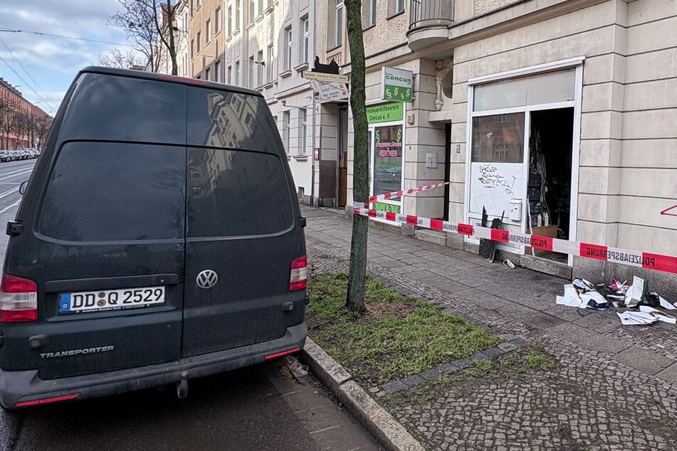 In einem Elektroladen im Erdgeschoss eines Mehrfamilienhauses in Leipzig ist es am frühen Montagmorgen zu einem Brand gekommen.