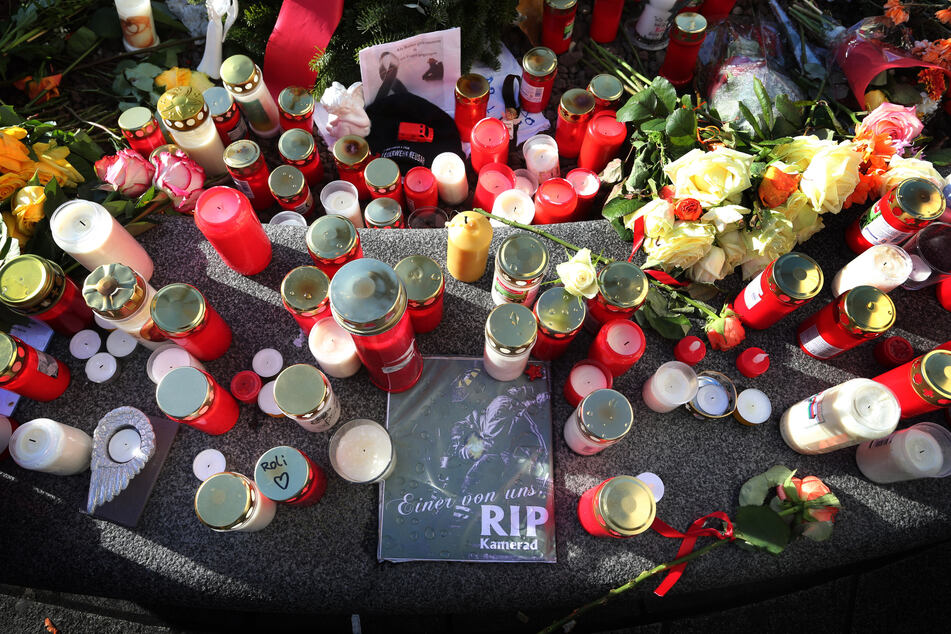 "Einer von uns - RIP Kamerad" war am Königsplatz in Augsburg zwischen Grablichtern nach der schrecklichen Tat zu lesen.