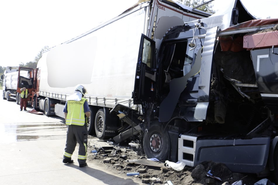 Unfall A9: Lkw-Fahrer stirbt bei Unfall auf A9: Verkehr staute sich am Schkeuditzer Kreuz