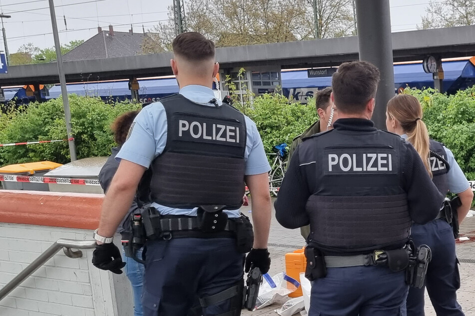 Polizisten ermitteln nach der Attacke am Bahnhof Wunstorf.