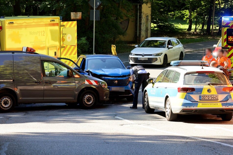 Die Kreuzung war nach dem Zusammenstoß blockiert. Rettungskräfte und Polizei waren vor Ort.