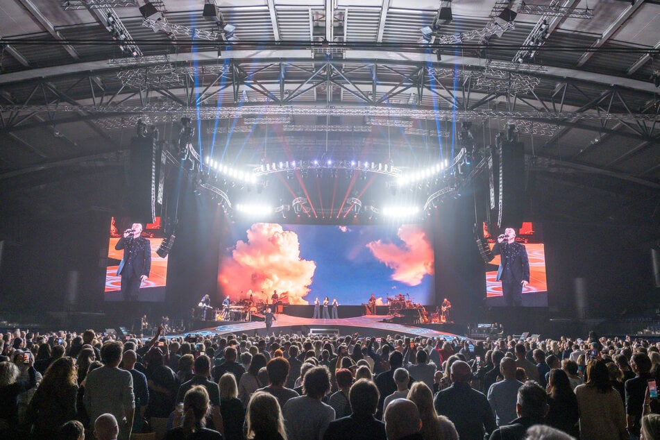 Schon nach kurzer Zeit hatte sich eine große Traube aus Fans vor der Bühne versammelt, die ihrem Star nahe sein wollten.