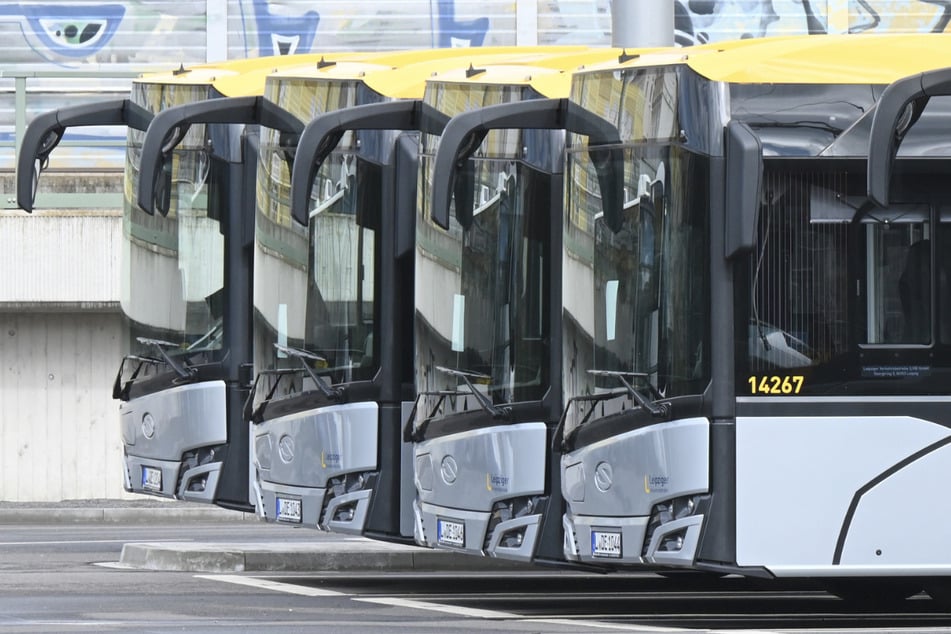Auf dem Bushof in Lindenau warten die neuen Busse von Solaris auf ihren Einsatz.